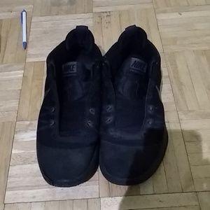 All black nike air versitile